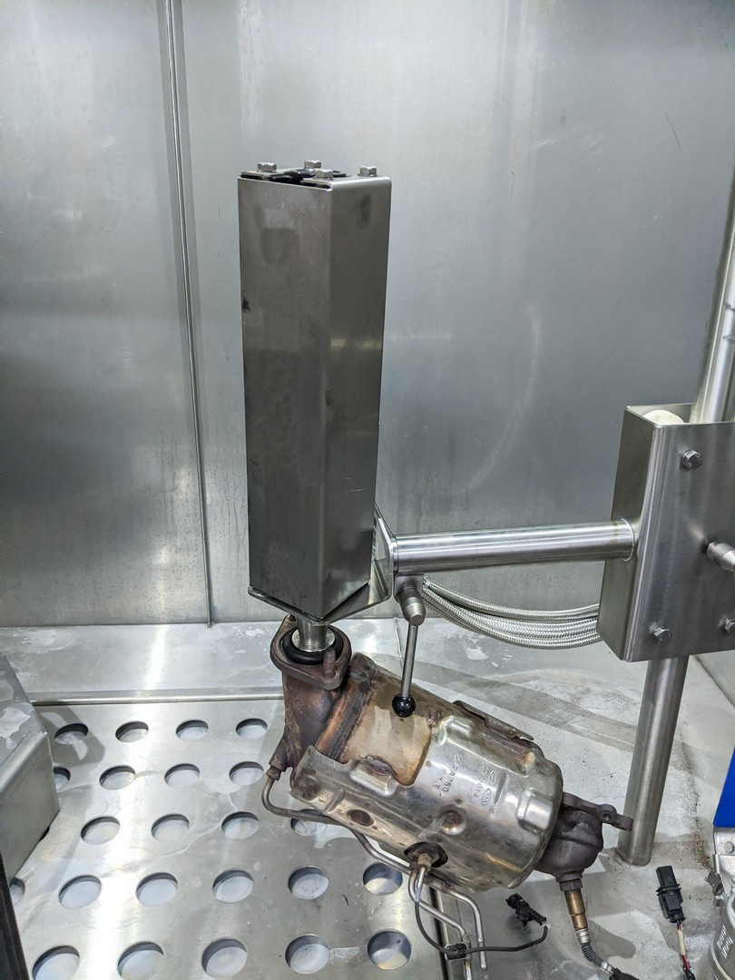Filtr DPF podczas czyszczenia hydrodynamicznego w maszynie